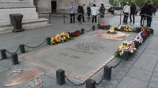 Grabmal des Unbekannten Soldaten unter dem Triumphbogen.