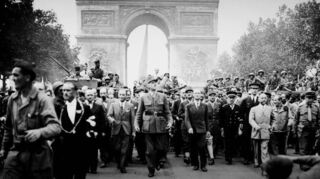 August 1944: General de Gaulle vor dem Arc de Triomphe.