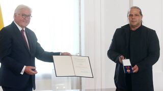 Bundespräsident Frank-Walter Steinmeier verleiht den Verdienstorden der Bundesrepublik Deutschland an Luigi Toscano aus Mannheim.