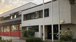 An der von hier aus gesehen linken Ecke des Gebäudes soll der Aufzug samt Stahltreppe und Übungsturm gebaut werden. Der Raum im Obergeschoss wäre dann barrierefrei erreichbar.