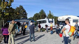 Die Neubürgerfamilie von Roman Pokora (rechts vorn, mit Rucksack) zeigt sich angetan vom Stadtteil-Rundgang mit Bürgermeister Schmutz.