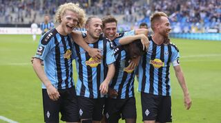 Die Tabelle liest sich ganz gut: Jesper Verlaat, Adrien Lebeau, Alexander Rossipal, Joseph Boyamba und Marc Schnatterer (v.l.) feiern den vierten Heimsieg in Folge.