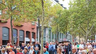 Die Zuschauerinnen und Zuschauer genossen die Musik inmitten der Stadt unter freiem Himmel sichtlich.