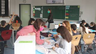Ergänzen sich im Englisch-Unterricht in der 6b der Kerschensteinerschule : Tabea Mund (im Vordergrund) und Anikka Gärtner-Lulay (an der Tafel).