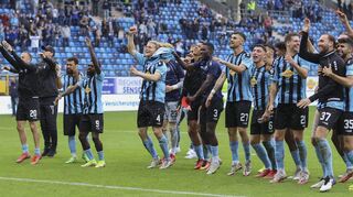 Party in Blau-Schwarz: Die Waldhof-Profis feiern vor der Otto-Siffling-Tribüne mit den Fans den 2:1-Sieg gegen Verl.