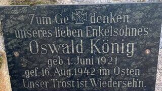 Die vom Bauhof abgehängte Gedenkplakette mit der NS-Symbolik innerhalb des Eisernen Kreuzes. Ein Grab dazu gibt es nicht.
