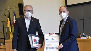 „Die finanzielle Situation ist nicht ausreichend klar für eine klassische Haushaltsplanung“: Peter Kurz (l.) und Christian Specht im Gemeinderat.
