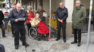Stolperstein vor G 3 verlegt: Michael Müller (v.l.), Lion Wohlgemuths Großnichte Henriette Lucchesi im Rollstuhl mit Verwandten, Rainer Straßel und Peter Kurz.