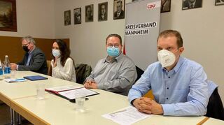 Bekamen viel Unmut zu spüren: Roger Schenk (CDU-Landesverband, v.l.) sowie Katharina Funck, Christian Hötting und Christian Stalf aus dem CDU-Kreisvorstand.