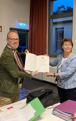 Bildungsbürgermeister Dirk Grunert verleiht Cornelia Kern Urkunde und Ehrennadel des Landes Baden-Württemberg.