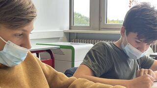 Im Unterricht gilt auch in der Rudolf-Wihr-Realschule in Limburgerhof noch immer Maskenpflicht – trotz Luftreinigungsgerät (Bildmitte).