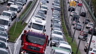 Kaum etwas geht voran im Berufsverkehr. Dieser Stillstand beeinträchtigt die betroffenen Autofahrer in vielfältiger Weise negativ.