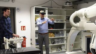 Dr. Jens Langejuergen Frauenhofer Institut, hier mit Johannes Hemm, Masterstudent Foto Thomas Troester