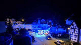 Polizei und Rettungswagen sind in Sinsheim-Steinsfurt im Einsatz.