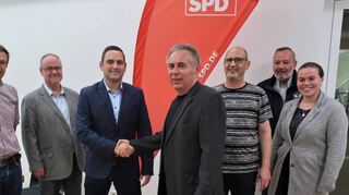 Glückwunsch des SPD-Vorstands für den Kandidaten (v.l.): Jens Hagenow, Peter Schubach, Daniel Gerstner, Michael Rei, Ahmad El Menschawi, Jürgen Merx und Franziska Machatschek.