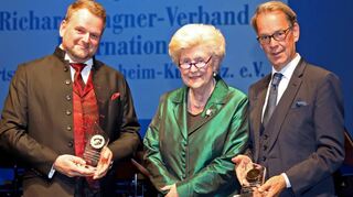 Wagner-Stele gleich doppelt verliehen: Sänger Joachim Goltz (l.), Vorsitzende Monika Kulczinski und Opernintendant Albrecht Puhlmann.