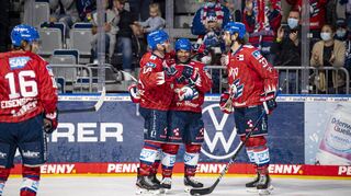 Markus Eisenschmid, Jordan Szwarz, Nigel Dawes und Thomas Larkin feiern das zwischenzeitliche 2:0 gegen Ingolstadt.