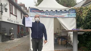 Ein Monteur aus Stuttgart (er will anonym bleiben) zeigt vor dem Ochsen in Feudenheim seinen ersten Schnelltest.