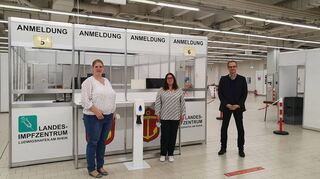 Hatten die Verantwortung im Ludwigshafener Impfzentrum in der Walzmühle: Ramona List (v.l.), Sabine Stadlthanner und Patrick Weiß.