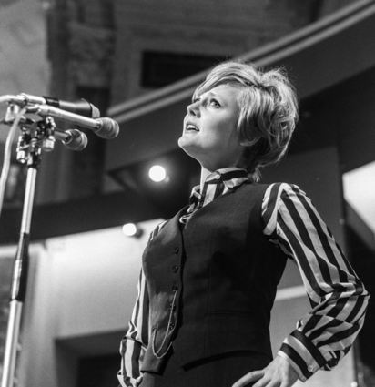 Inge Brück bei der Generalprobe zu ihrem großen Auftritt: 1967 in Wien beim Eurovision Song Contest, der damals unter dem Titel Grand Prix de la Chanson firmierte. Sie belegte mit „Anouschka“ den achten Platz.