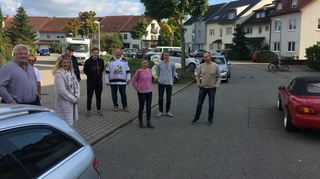 Stinksauer auf die Stadt: Anwohner in der Elisabeth-Blaustein-Straße im Stadtteil Rott/Käfertal. Sie argumentieren, der Slalom-Kurs um die auf der Fahrbahn parkenden Autos herum sei gerade für radfahrende Kinder auf dem Schulweg viel gefährlicher, als bislang „halbseitig“ auf dem Gehweg abgestellte Fahrzeuge.