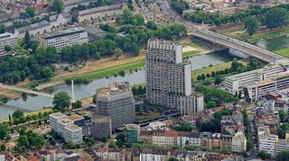 Das gesamte Collini-Center mit kleinerem, eingerüstetem Büro- und dem höheren Wohnturm.