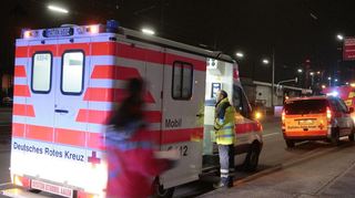 Derzeit „sehr, sehr stark ausgelastet“: Rettungsdienst und Notarzt im Einsatz in der Innenstadt.