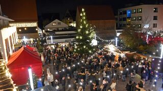 Der Weihnachtsmarkt in Heddesheim: Das Foto zeigt den Dorfplatz kurz vor der Eröffnung im Advent 2019.