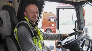 Rolf Guttropf ist für die Spedition TTM in Edingen-Neckarhausen im Fernverkehr unterwegs. Hier sitzt er am Steuer seines 40-Tonners.