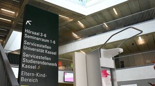 Campus-Center der Universität Kassel: Die hessischen Hochschulen planen mehr Lehre in Präsenz.