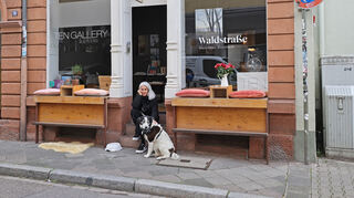 Hund Joko mit seinem Frauchen Deborah Musso vor und in der Tür der Tengallery.