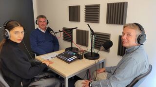 Podcast-Aufnahmeleiterin Milena Möller mit Adler-Geschäftsführer Matthias Binder (Mitte) und MM-Sportredakteur Christian Rotter.