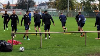 Viele Waldhof Spieler fallen derzeit wegen Corona aus. Hier die restlichen zehn Feldspieler und zwei Torhüter beim Training am Mittwoch.