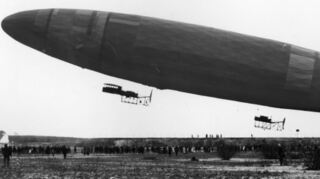 Start eines Schütte-Lanz-Luftschiffes auf dem Gelände der Werft südlich von Mannheim. Insgesamt wurden vor und während des Ersten Weltkrieges 22 Luftschiffe gebaut. Im Hintergrund rechts ist der Hangar zu erkennen.