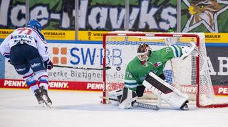 Im August: Adler-Spieler Borna Rendulic verwandelt seinen Penalty gegen Bietigheim sehenswert.
