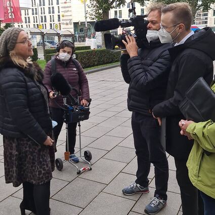 Vor dem Blick in das Gutachten: Ingeborg Dörr wird in Stuttgart von einem SWR-Team interviewt.