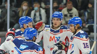 Jubel um Borna Rendulic (2.v.r.), der Kroate brachte die Adler in Schwenningen mit 2:0 in Führung.