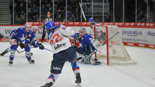 Adler Matthias Plachta gegen die Schwenninger Wild Wings.