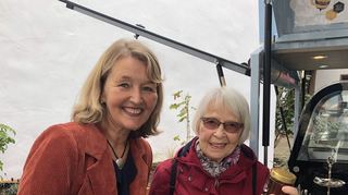 Birgit Dittmer aus der SKF-Verwaltung und Elisabeth Becker vom Babyladen Baby5 begutachten im „Bee Five“ schonmal den selbstgemachten Honig.