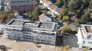 Der Rohbau für die Erweiterung des Ärztehauses in der Gartenstadt steht. Bis Sommer 2022 geht es nun mit dem Innenausbau weiter. Neben Praxen werden auch Wohnungen in dem Gebäude eingerichtet.