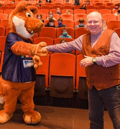 Fred Fuchs, Maskottchen des „MM“, mit rem-Generaldirektor Professor Wilfried Rosendahl in der Kinderuni.