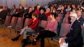 Der Alte Stadtsaal als Literaturbühne: Rund 70 Zuhörer wollen Uwe Ittensohns mehrfach verschobene Premierenlesung von „Festbierleichen“ live erleben.