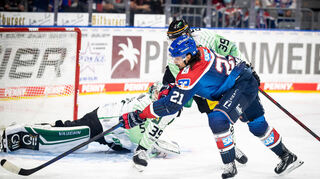 Adler Nico Krämmer lässt Bietigheims Goalie Cody Brenenr aussteigen und rifft zum 1:0 gegen die Steelers.