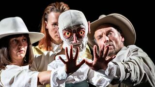 Cali Kobel, Sandra Bezler und Hendrik Richter (v.l.) im Zwinger 1.