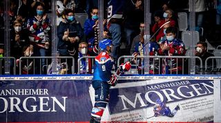 Adler Nigel Dawes feiert mit den Fans in der SAP Arena sein Tor zum 4:1 gegen Bietigheim.