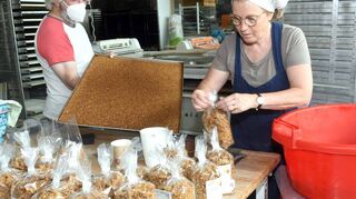 In Kirchheimbolanden produziert, kommt es frisch zubereitet an die Bergstraße. Seit 13 Jahren stellt Christine Fleck (vorn) ihr Müsli „Diospi-Granola“ in der Backstube von Klaus Brand her. Mit dem Erlös wird ein Krankenhaus in Peru unterstützt.