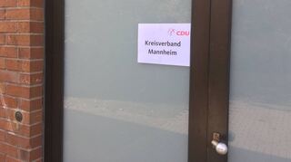 Die Tür zu den Clubräumen der Feudenheimer Kulturhalle: Hier konnten sich CDU-Mitglieder am Montag das Finanz-Gutachten anschauen.