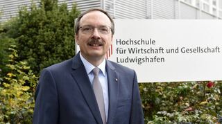 Peter Mudra vor der Hochschule für Wirtschaft und Gesellschaft Ludwigshafen. Im März 2022 wird er als Präsident abgelöst.