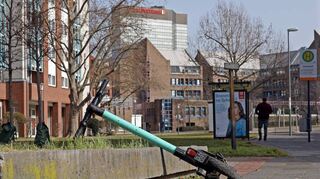 Auch in Ludwigshafen werden die E-Tretroller achtlos abgestellt, wie hier in der Bürgermeister-Grünzweig-Straße.