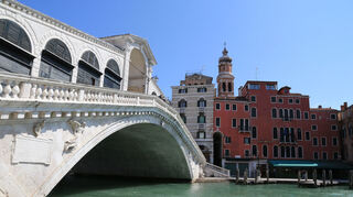 Blick auf den Canal Grande und die Rialto-Brücke in Venedig.